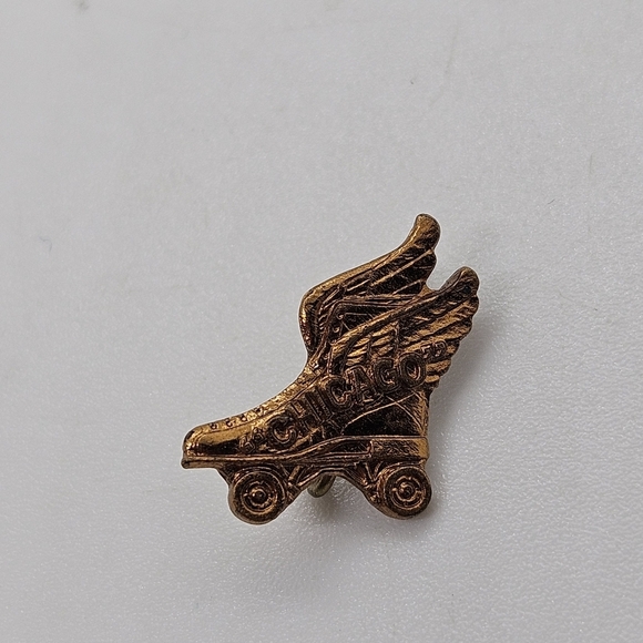 gold tone pin Chicago roller derby skate with wings - Picture 1 of 3